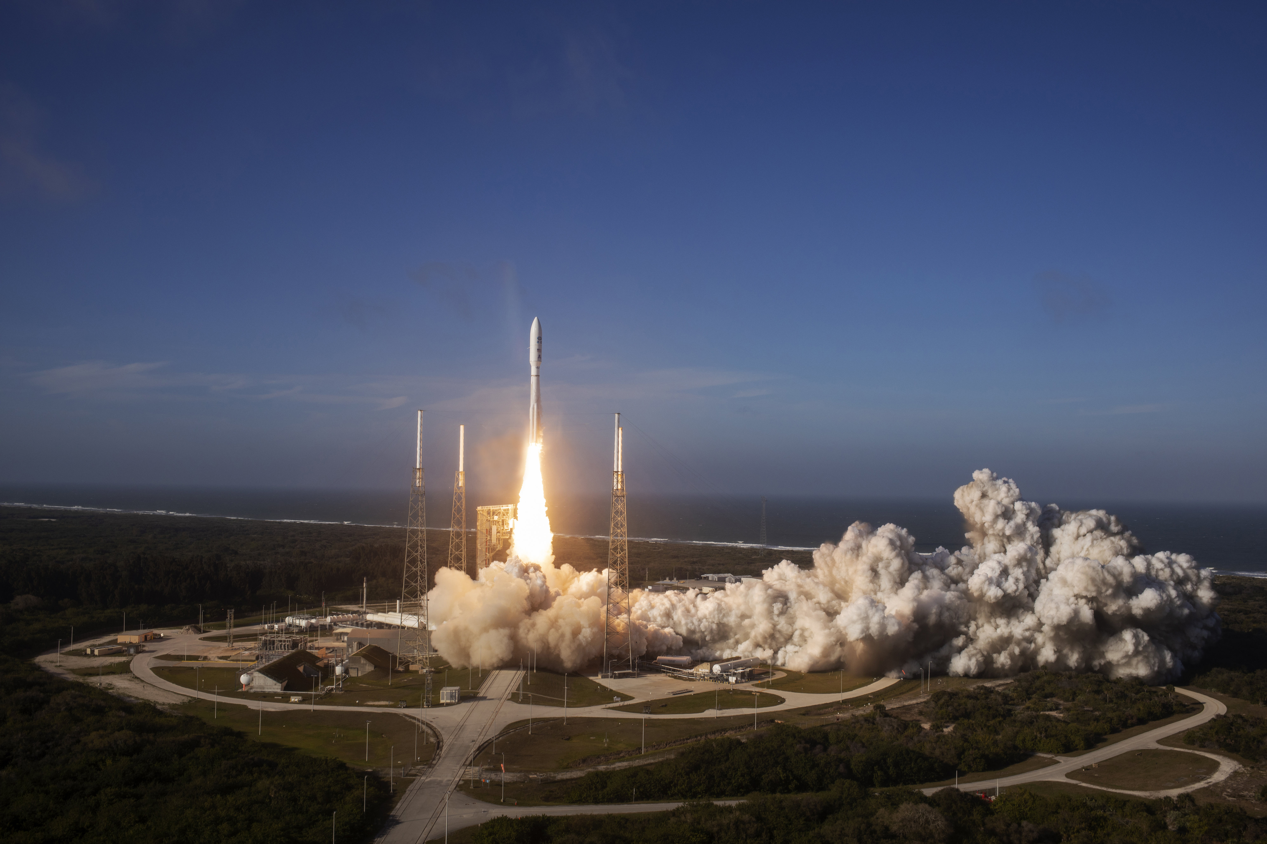USA5811. CABO CAÑAVERAL (ESTADOS UNIDOS), 01/03/2022.- Fotografía cedida por United Launch Alliance (ULA) donde se aprecia su cohete Atlas V, que transporta el satélite GOES-T de la Administración Nacional de Océanos y Atmósfera de EE.UU. (NOAA), durante su despegue este martes desde el Complejo de lanzamiento espacial-41 en la Estación de la Fuerza Espacial de Cabo Cañaveral, Florida (EE.UU.). El cohete Atlas V 541 fue lanzado este martes al espacio con un satélite ambiental de alta definición, el GOES-T, que medirá con precisión el riesgo de desastres naturales en el oeste de EE.UU., México, Centroamérica y el Pacífico.EFE/ United Launch Alliance SÓLO USO EDITORIAL/SÓLO DISPONIBLE PARA ILUSTRAR LA NOTICIA QUE ACOMPAÑA (CRÉDITO OBLIGATORIO)