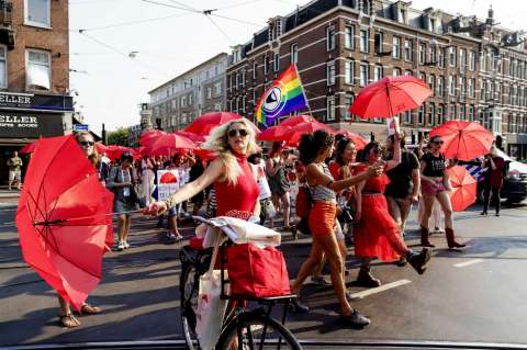 Prostitutas bailan y cantan en Holanda por la legalización de su profesión