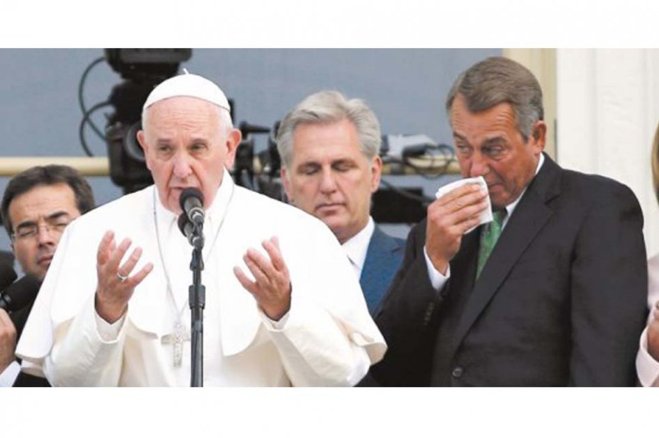 El papa Francisco habla desde el balcón de la oficina del líder republicano John Boehner, quien no ocultó la emoción. / Reuters