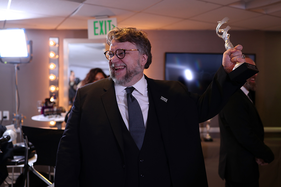 Guillermo del Toro en la gala Costume Designers Guild Awards 2018.  / AFP