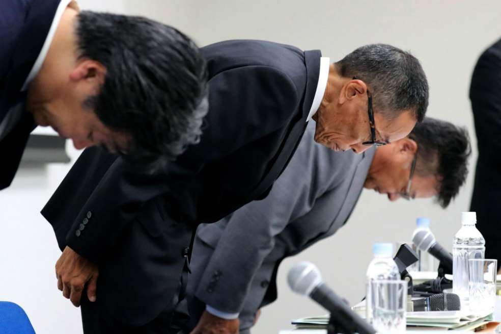 El jefe oficial de compras de Nissan Motor, Yasuhiro Yamauchi (centro) durante el anuncio de las irregularidades. / EFE