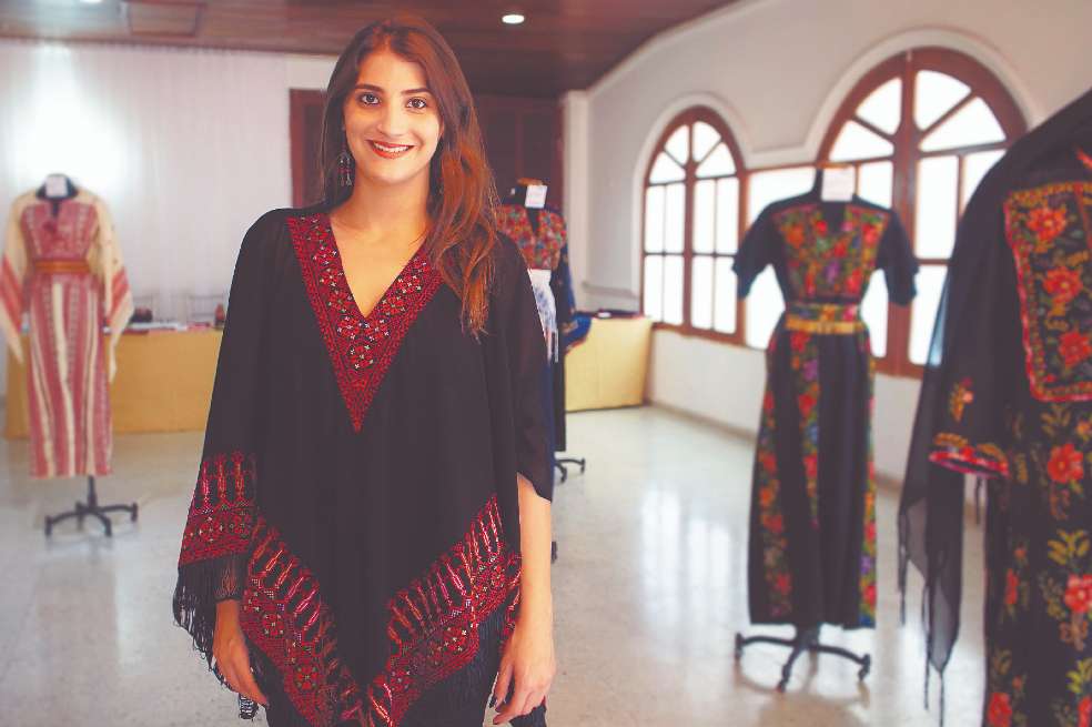 Odette Yidi David participó de la exhibición itinerante de bordados tradicionales palestinos “Hilos que hablan”, presentada en la Universidad Autónoma del Caribe en 2017.