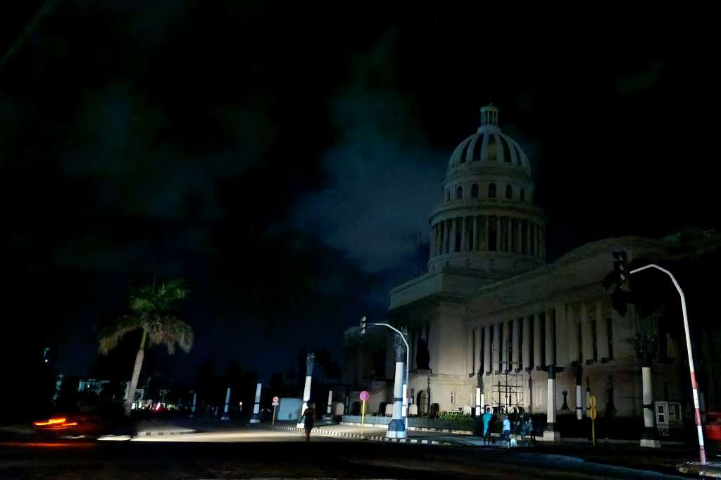 AME9371. LA HABANA (CUBA), 21/10/2024.- Fotografía del Capitolio a oscuras durante un apagón este domingo, en La Habana (Cuba). La ONG Justicia 11J informó este lunes en un comunicado de que en los últimos tres días, desde el apagón total del viernes por la mañana en Cuba, ha registrado al menos 28 protestas menores en siete provincias, aunque concentradas mayoritariamente en La Habana. EFE/ Ernesto Mastrascusa