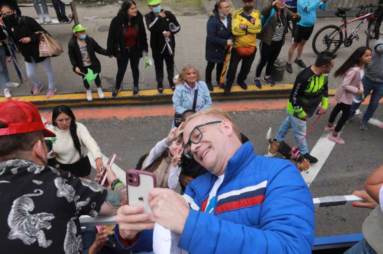 Caminata Por la Solidaridad Carroza caracol
Este Domingo 9 de Octubre el Canal caracol se solidarizó con la caminata por la solidaridad 2022, varios de sus talentos compartieron por varias horas con los transeúntes del recorrido que por tantos años se solidariza con los más necesitados.