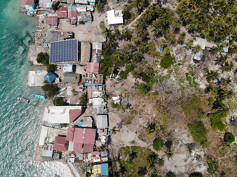 Vista aérea de Puerto Caracol, la comunidad que más se vería afectada en la Isla.Foto: Johan Coronado y Karem Acero – UN.Una de las conclusiones es que “el 61% de los 82 servicios ecosistémicos de la Isla se van a ver disminuidos o degradados por el fenómeno del ascenso del nivel medio del mar. El ambiente, definido como la relación entre las culturas y los ecosistemas, evidenció para la cultura afro que habita en la isla la existencia de una relación más estrecha y un mayor conocimiento de los ecosistemas de manglar, las lagunas y los arrecifes coralinos”, indicó la investigadora.