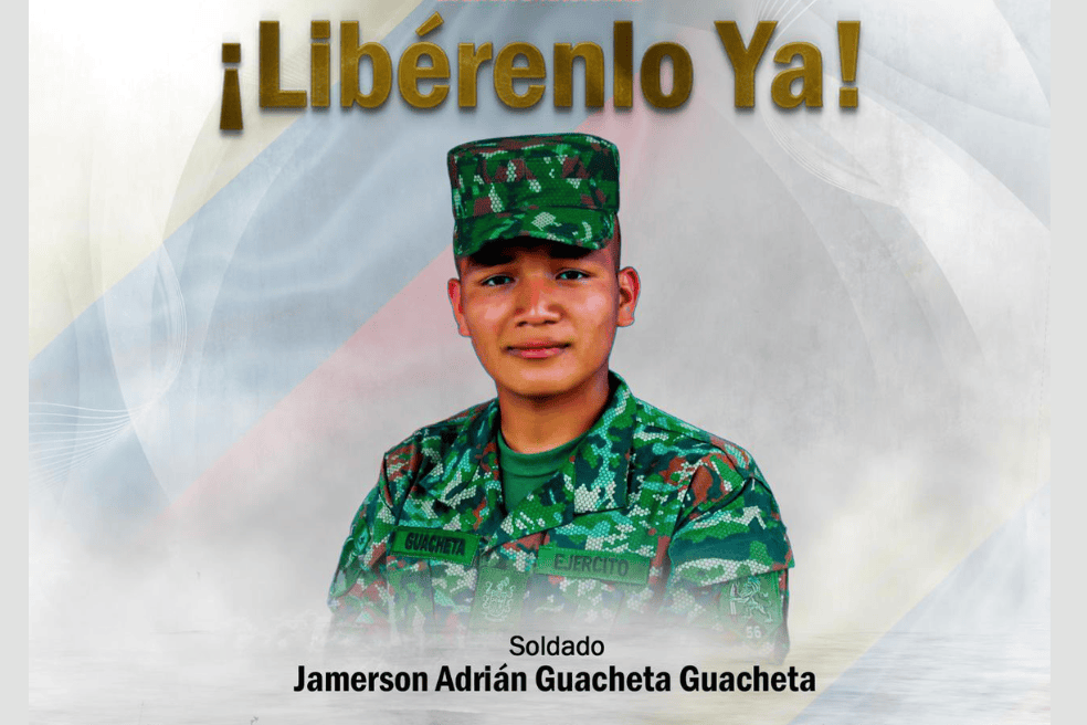 El uniformado, según ha dicho el Ejército, se movilizaba en un vehículo tipo chiva en horas de la madrugada, cuando fue interceptado por hombres armados.