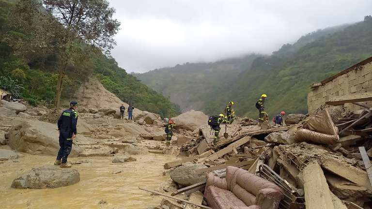 AME3917. QUETAME (COLOMBIA), 18/07/2023.- Fotografía cedida por la Policía Nacional de Colombia que muestra a miembros de organismos de rescate en la zona donde ocurrió una avalancha en Quetame, Cundinamarca (Colombia). Al menos seis personas muertas, seis heridos y varios desaparecidos dejó una avalancha de barro y agua ocurrida en la localidad de Quetame, en el departamento colombiano de Cundinamarca, situado en el centro del país, tras las fuertes lluvias del lunes, informaron este martes fuentes oficiales.EFE/ Policía De Colombia / SOLO USO EDITORIAL/ SOLO DISPONIBLE PARA ILUSTRAR LA NOTICIA QUE ACOMPAÑA (CRÉDITO OBLIGATORIO) MÁXIMA CALIDAD DISPONIBLE