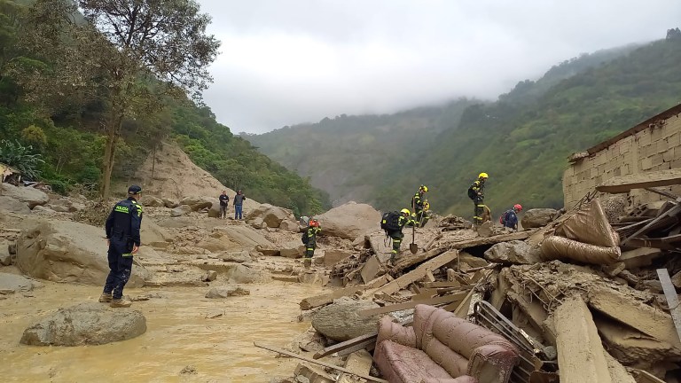 AME3917. QUETAME (COLOMBIA), 18/07/2023.- Fotografía cedida por la Policía Nacional de Colombia que muestra a miembros de organismos de rescate en la zona donde ocurrió una avalancha en Quetame, Cundinamarca (Colombia). Al menos seis personas muertas, seis heridos y varios desaparecidos dejó una avalancha de barro y agua ocurrida en la localidad de Quetame, en el departamento colombiano de Cundinamarca, situado en el centro del país, tras las fuertes lluvias del lunes, informaron este martes fuentes oficiales.EFE/ Policía De Colombia / SOLO USO EDITORIAL/ SOLO DISPONIBLE PARA ILUSTRAR LA NOTICIA QUE ACOMPAÑA (CRÉDITO OBLIGATORIO) MÁXIMA CALIDAD DISPONIBLE