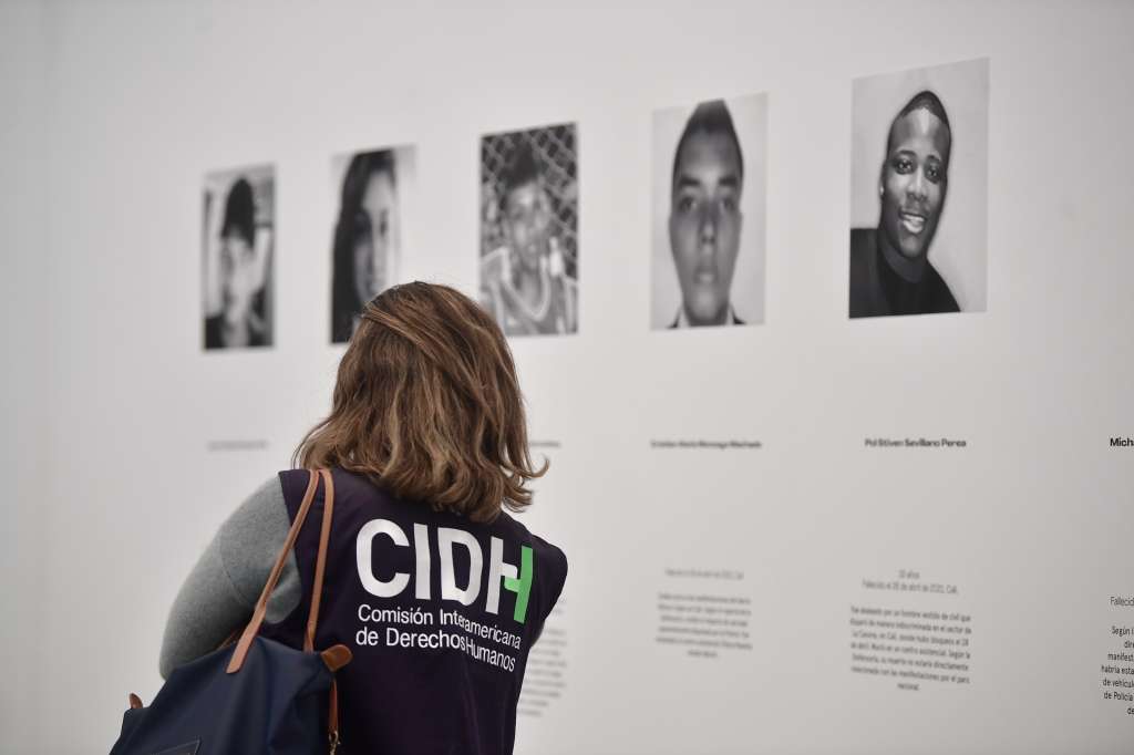 Presidenta de la Comisión Interamericana de Derechos Humanos (pashmina roja) y algunos miembros de su equipo visitan la obra VIDAS ROBADAS en Fragmentos, Espacio de Arte y Memoria. En esta visita estuvieron además, algunos familiares de jóvenes asesinados en Pereira, Ibagué, Bogotá y Madrid-Cundinamarca, durante las jornadas del Paro Nacional.
