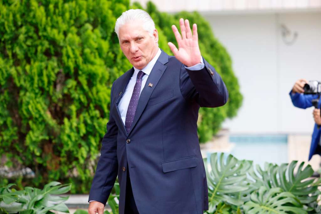 AME7359. TEGUCIGALPA (HONDURAS), 09/04/2025.- El presidente de Cuba, Miguel Díaz-Canel saluda este miércoles, previo a la IX Cumbre de la Comunidad de Estados Latinoamericanos y Caribeños (Celac), en Tegucigalpa (Honduras). EFE/ Bienvenido Velasco
