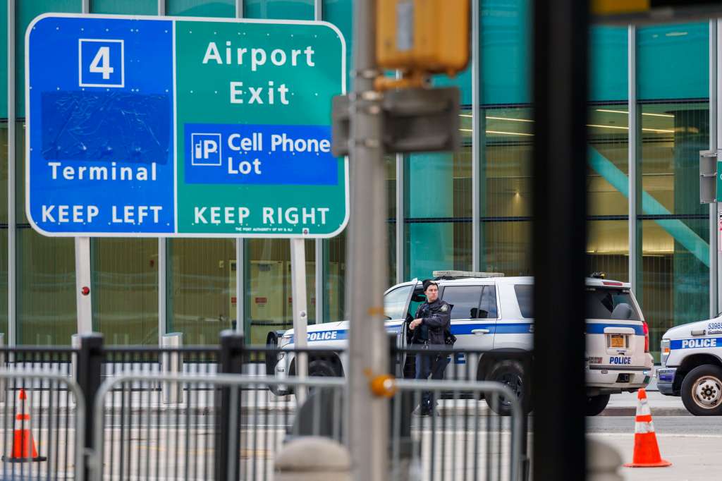 New York (United States), 01/01/2024.- A police officer arrives to Terminal 4 at JFK airport in the Queens borough of New York, New York, USA, 01 January 2024. Protesters in support of Palestine planned to take up space in cars and on foot in Terminal 4 at John F. Kennedy Airport. They were met with heightened police activity and checkpoints, which resulted in traffic and barriers. (Protestas, Nueva York) EFE/EPA/SARAH YENESEL