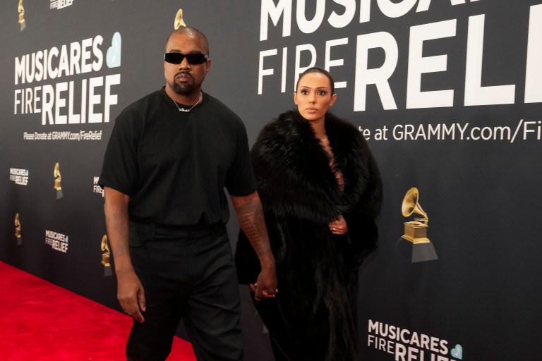 Kanye West y Bianca Censori, su esposa, habrían sido expulsados de los Grammys