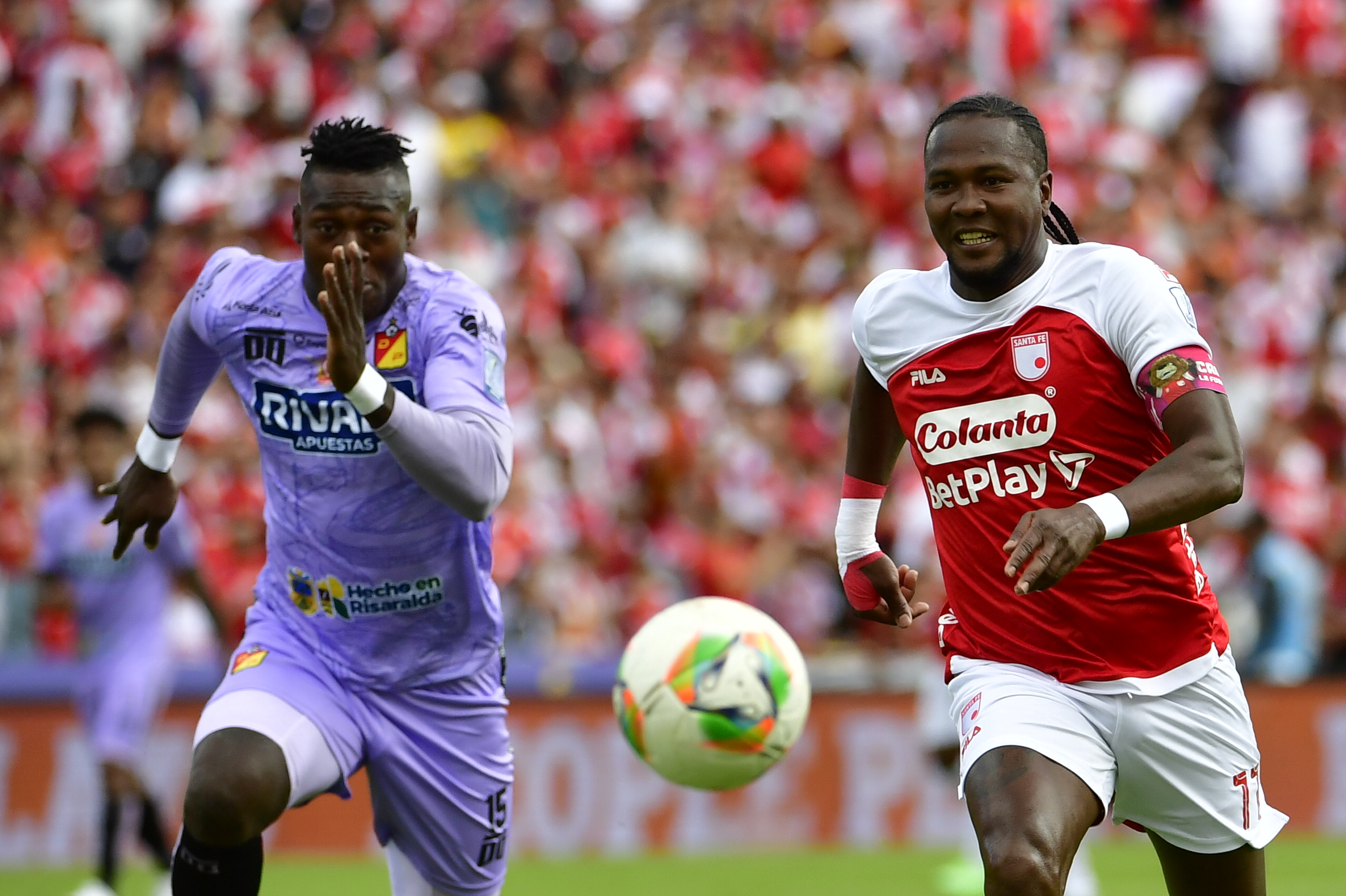 Jugador de Independiente Santa Fe durante el juego ante el Deportivo Pereira correspondiente a la jornada uno de la Liga BetPlay Dimayor jornada uno en el estadio El Campin de Bogotá