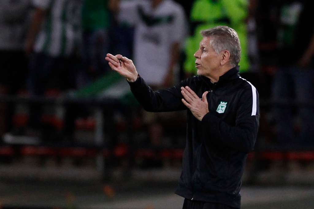 AMDEP5284. MEDELLÍN (COLOMBIA), 27/06/2023.- El entrenador de Nacional Paulo Autuori dirige hoy, en un partido de la fase de grupos de la Copa Libertadores entre Atlético Nacional y Patronato en el estadio Atanasio Girardot en Medellín (Colombia). EFE/ Luis Eduardo Noriega A.