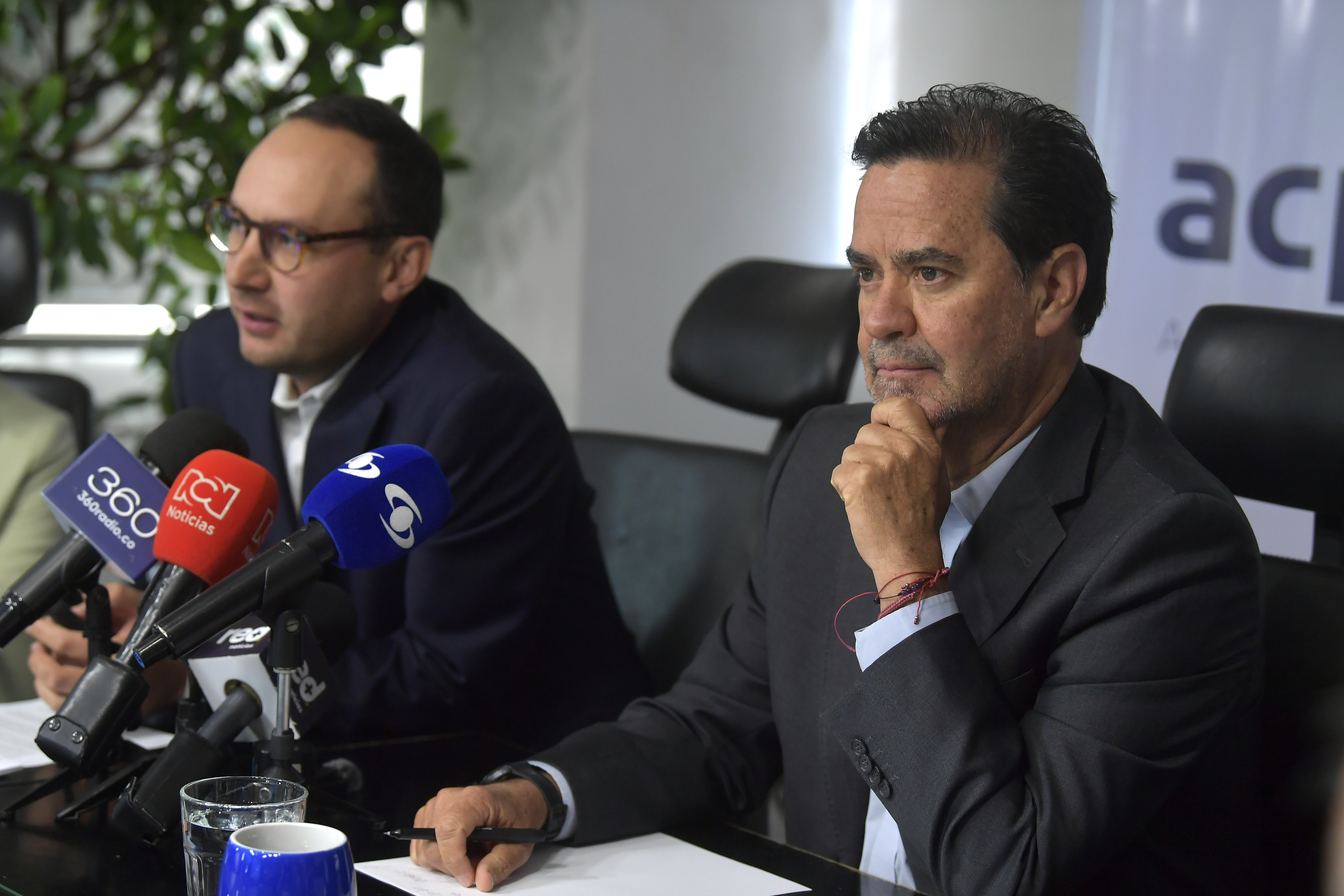 Vicepresidente de estrategia y asuntos regulatorios de la ACP y Frank Pearl, presidente de ACP, durante la presentación de un informe sobre los combustibles líquidos en 2024 y las expectativas de oferta y demanda para el sector hasta el año 2030 (izq-der).