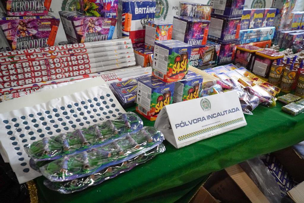 Los artefactos fueron decomisados en una bodega en el centro de la ciudad.