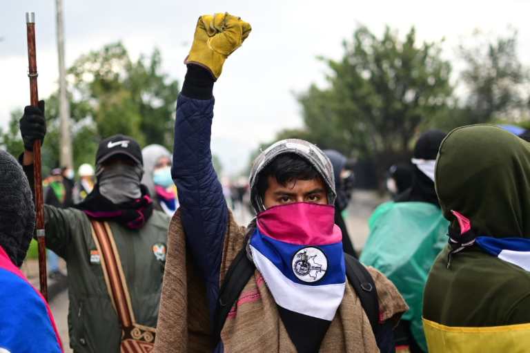 Durante la intervención se registró en video cómo algunos agentes disparan de manera horizontal hacia los indígenas, incumpliendo con los protocolos establecidos.