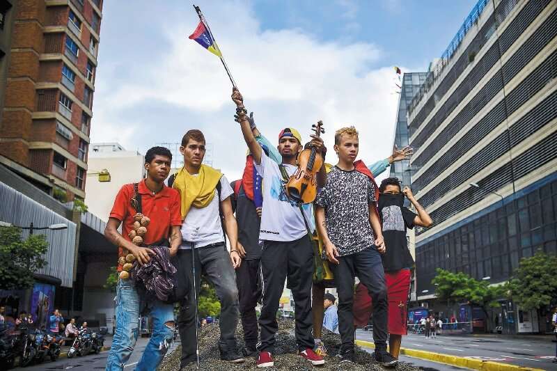 Aunque la población está dividida sobre su apoyo las marchas, se espera que los jóvenes salgan a las calles. / AFP