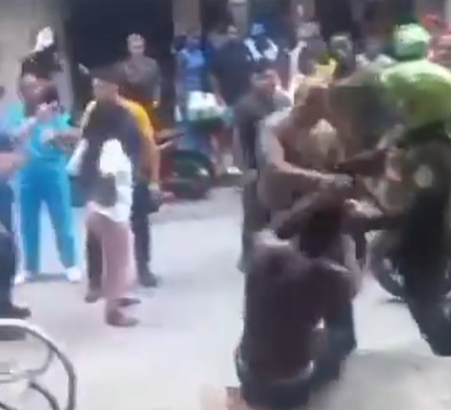 Imagen de un video de redes sociales en el que quedó registrado cómo la comunidad agrede al atacante en medio de su captura.