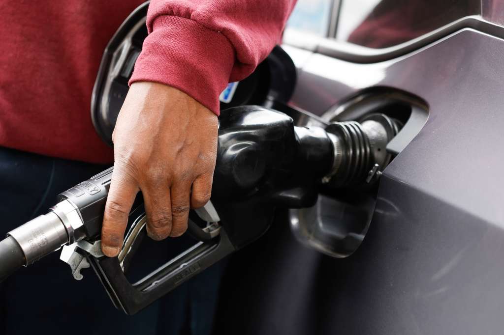 Los Angeles (United States), 07/06/2023.- A person pumps gasoline into a car at an ARCO gasoline station in Los Angeles, California, USA, 07 June 2023. On 04 June, OPEC+ announced it would cut oil production by more than 1.6 million barrels a day, which will likely push up oil prices and be felt at the pump in the US, among other countries. (Estados Unidos) EFE/EPA/CAROLINE BREHMAN