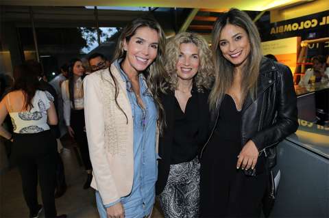 Pilar Schmitt y Flavia Dos Santos en una fiesta de 15 años con temática amazónica.