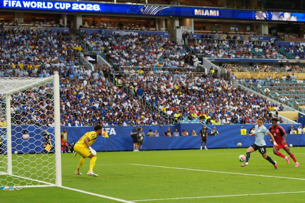 AME3131. MIAMI (ESTADOS UNIDOS), 21/06/2026.- Agustín Canobbio (2-d) de Uruguay disputa un balón este domingo, en un partido del grupo H del Mundial de la FIFA 2026 entre Uruguay y Cabo Verde, en el estadio Hard Rock en Miami (EE.UU.). EFE/ Alberto Boal