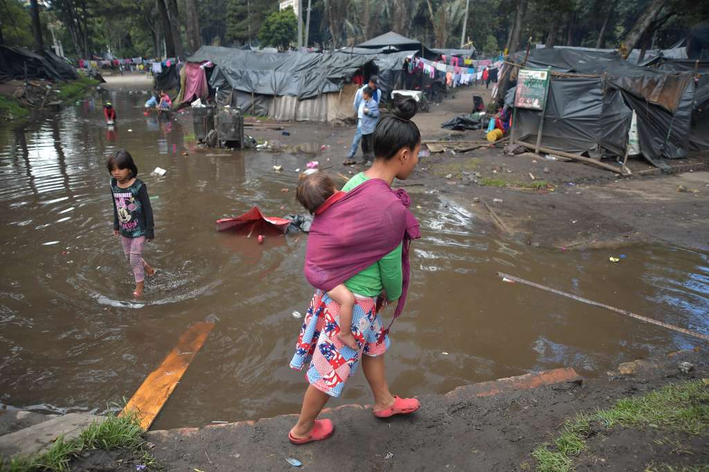 Desalojo de los indígenas asentados con cambuches de plástico en el Parque Nacional, al que llegaron el 29 de septiembre en su mayoría son niños, mujeres embarazadas y lactantes.