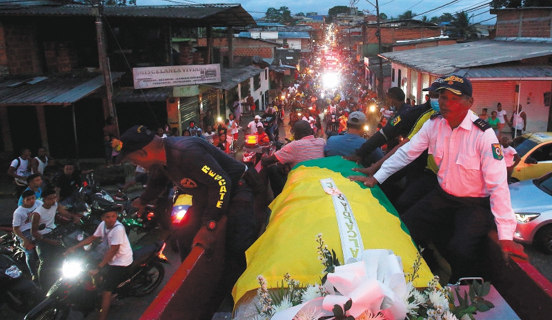 El ataúd con el cuerpo de Freddy Rincón fue acompañado por una multitudinaria caravana en las calles de Buenaventura.