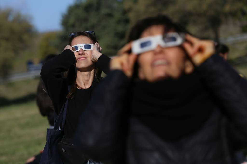 AME4284. RÍO NEGRO (ARGENTINA), 02/10/2024.- Personas observan el eclipse solar anular este miércoles, desde la Costanera de Viedma, en Río Negro al norte de la Patagonia Argentina. EFE/ Juan Macri