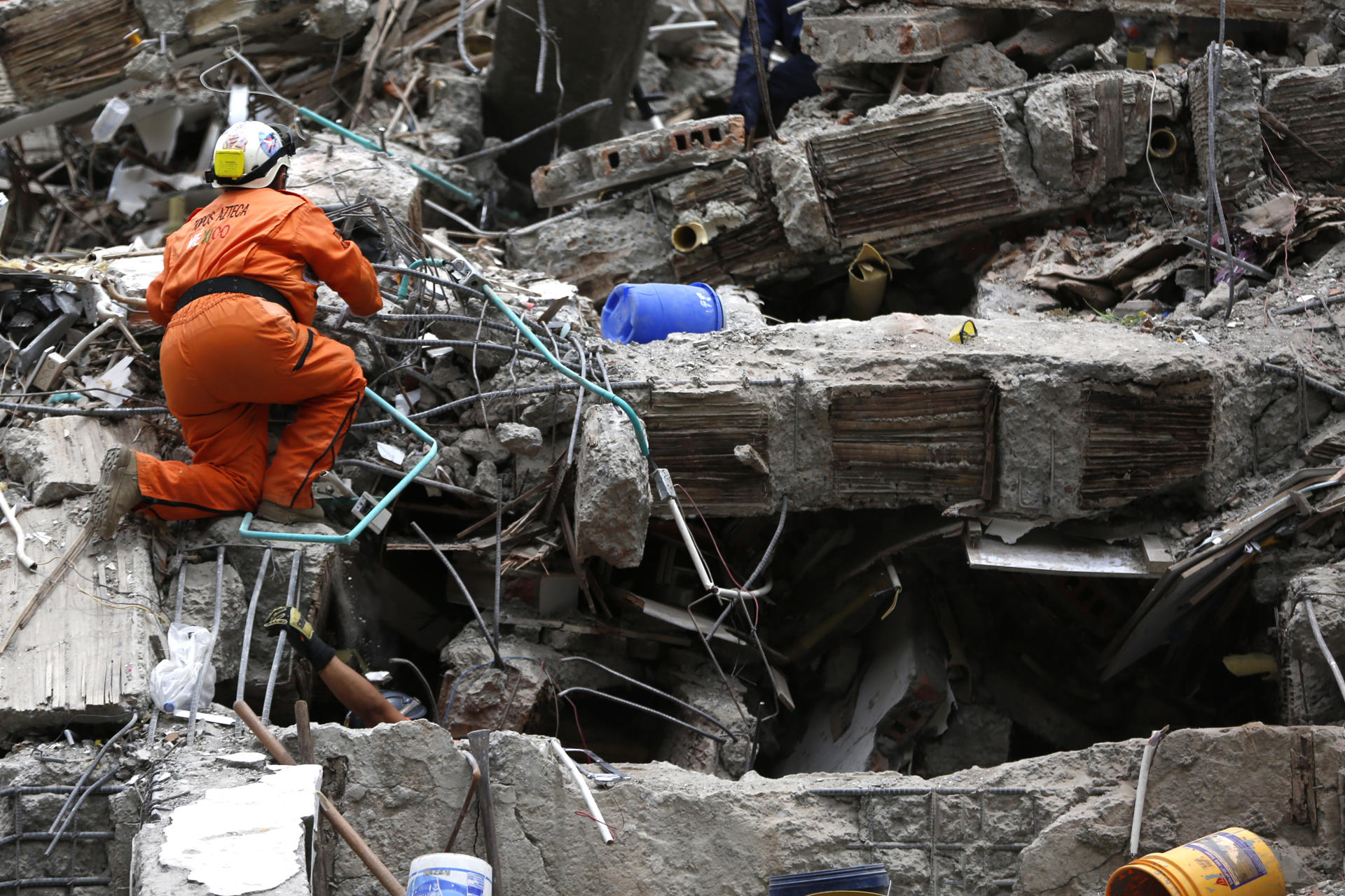 FOTODELDÍA AME8438. CALI (COLOMBIA), 12/08/2026.- Un integrante de la brigada mexicana de socorristas Los Topos participa en una jornada de búsqueda y rescate entre unos escombros causados por el terremoto de magnitud 7,4 que sacudió el lunes el país y que deja más de dos centenares de personas muertas, este miércoles en Cali (Colombia). Los rescatistas mexicanos, encabezados por su líder, Héctor Méndez, llegaron a Colombia procedentes de Venezuela, donde estaban desde hace 41 días tras los dos potentes terremotos de La Guaira que el 24 de junio causaron más de 6.300 muertos, y fueron recibidos por el alcalde de Cali, Alejandro Eder. EFE/ Ernesto Guzmán
