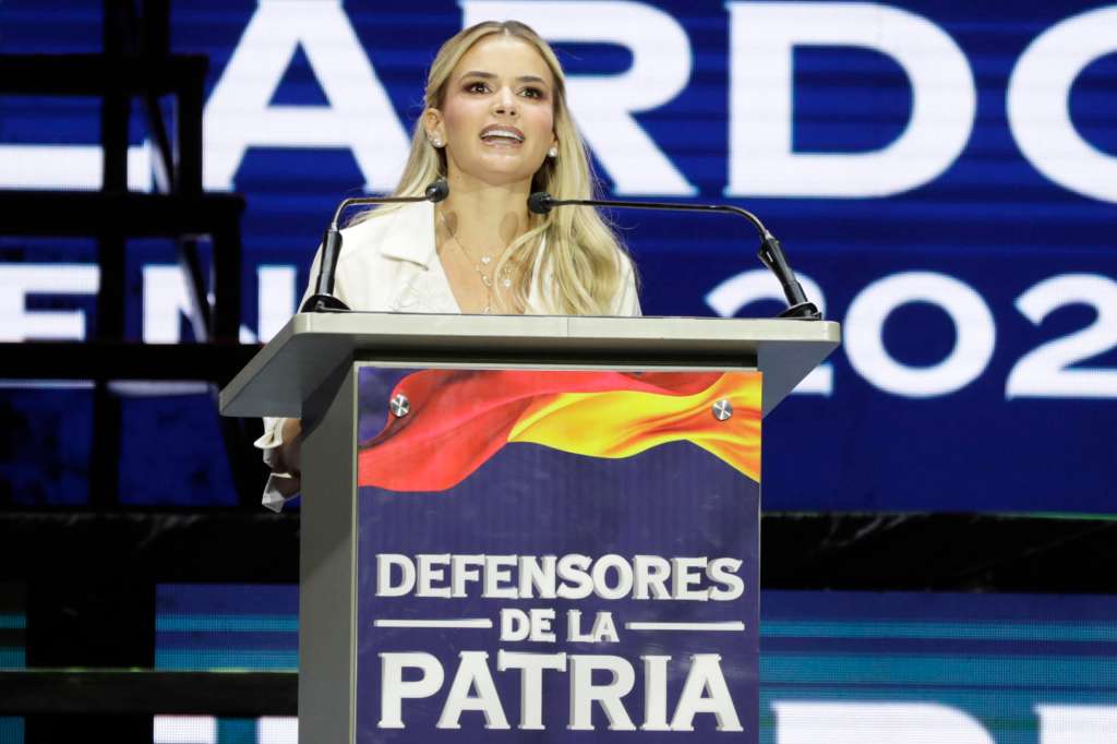AME5302. BOGOTÁ (COLOMBIA), 03/11/2025.- La esposa del precandidato a la presidencia de Colombia, Abelardo De La Espriella, Ana Lucía Pineda, habla durante la Gran Convención de Defensores de la Patria este lunes, en Bogotá (Colombia). De La Espriella convocó a un evento político y cultural para presentar los lineamientos de su campaña. EFE/ Carlos Ortega