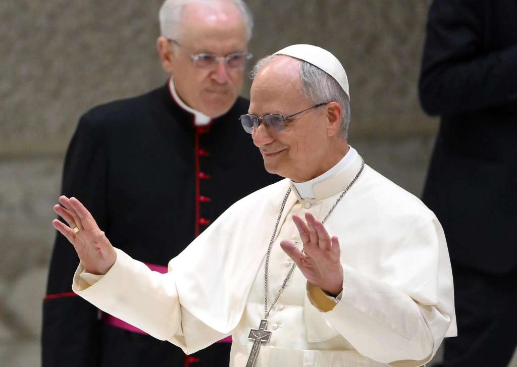 FOTODELDÍA CIUDAD DEL VATICANO (Santa Sede), 12/05/2025.- El Papa León XIV llega a una audiencia con miembros de los medios de comunicación en el Aula Pablo VI de la Ciudad del Vaticano, este lunes.-EFE/ Ettore Ferrari