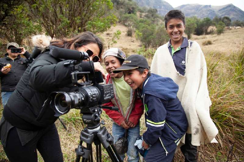 La directora Victoria Solano junto a niños de Mongua, laguna Negra, en el páramo de Ocetá, Boyacá. / Cortesía