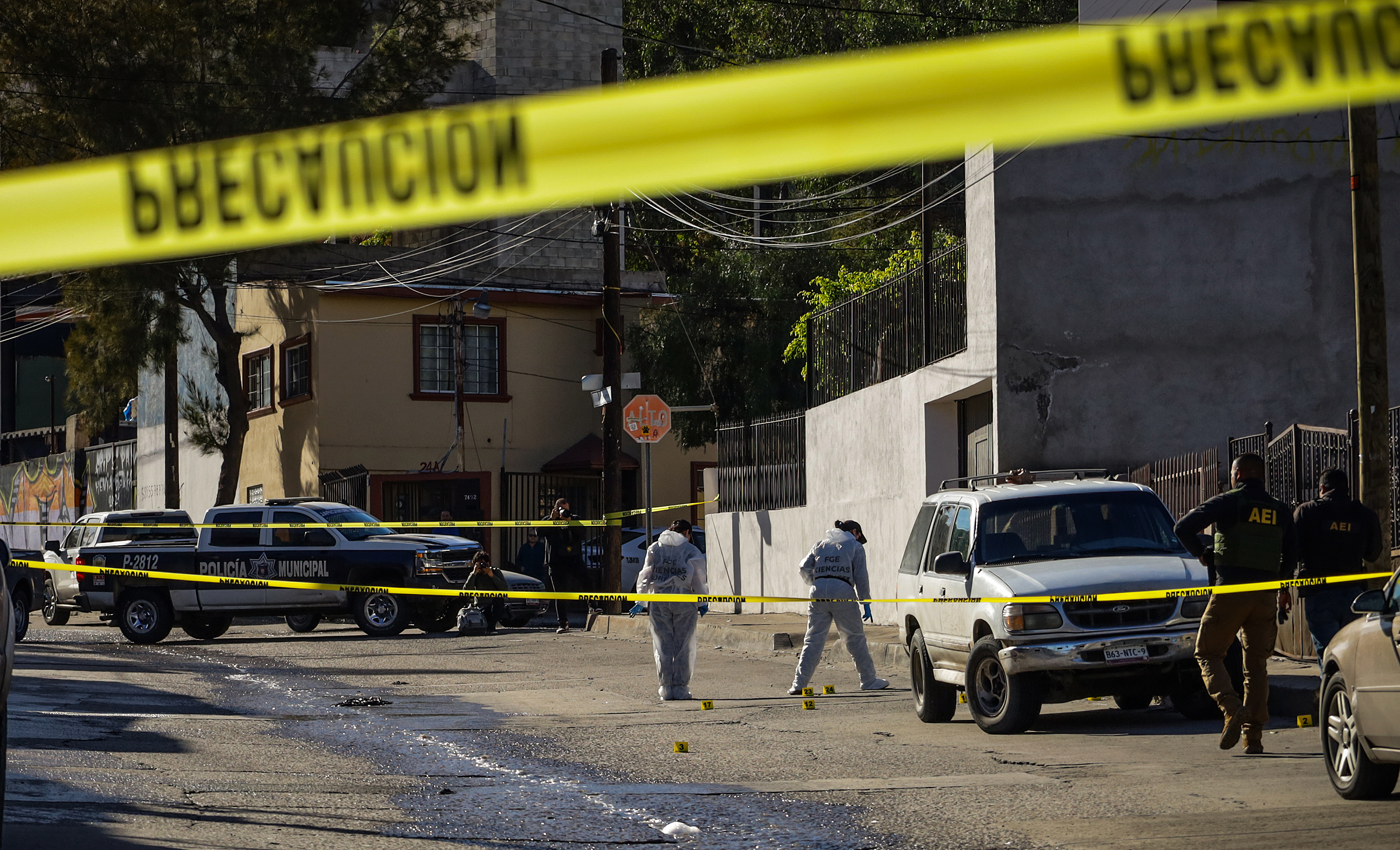 MEX8928. TIJUANA (MÉXICO), 20/02/2024.- Forenses trabajan en la zona donde se cometió un asesinato, el 10 de febrero de 2024, en la ciudad de Tijuana (México). El cantante mexicano de corridos tumbados Chuy Montana, asesinado a balazos el pasado 7 de febrero en la ciudad de Tijuana, fronteriza con Estados Unidos, tuvo una discusión con sus conocidos sobre gustos musicales en una fiesta en la que se encontraba antes de los hechos, motivo que lo habría llevado a su muerte. EFE/Joebeth Terriquez
