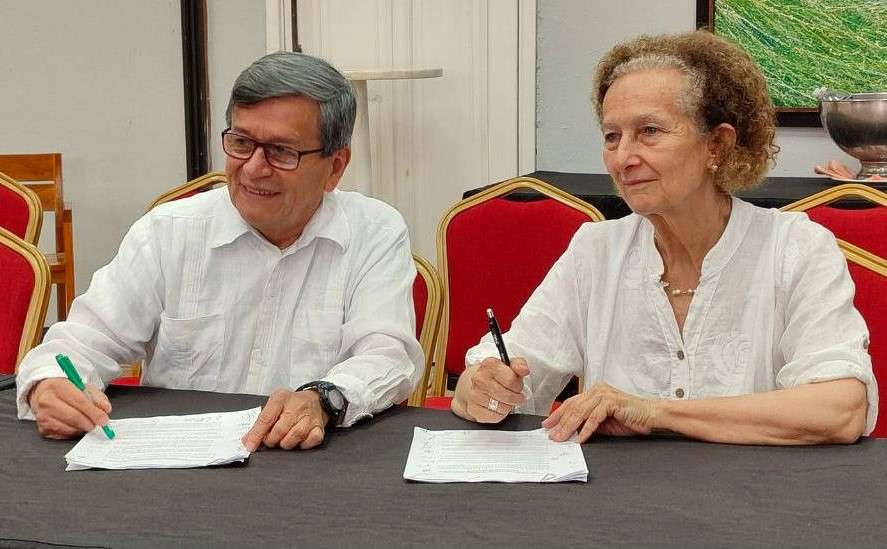 El jefe negociador del ELN, Pablo Beltrán, y su homóloga en la delegación del Gobierno, Vera Grabe, durante el sexto ciclo de diálogos en Cuba.