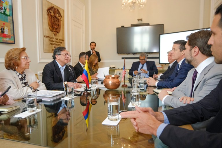 Colombia y EE.UU. buscan limar asperezas a semanas de decisiones claves para Bogotá