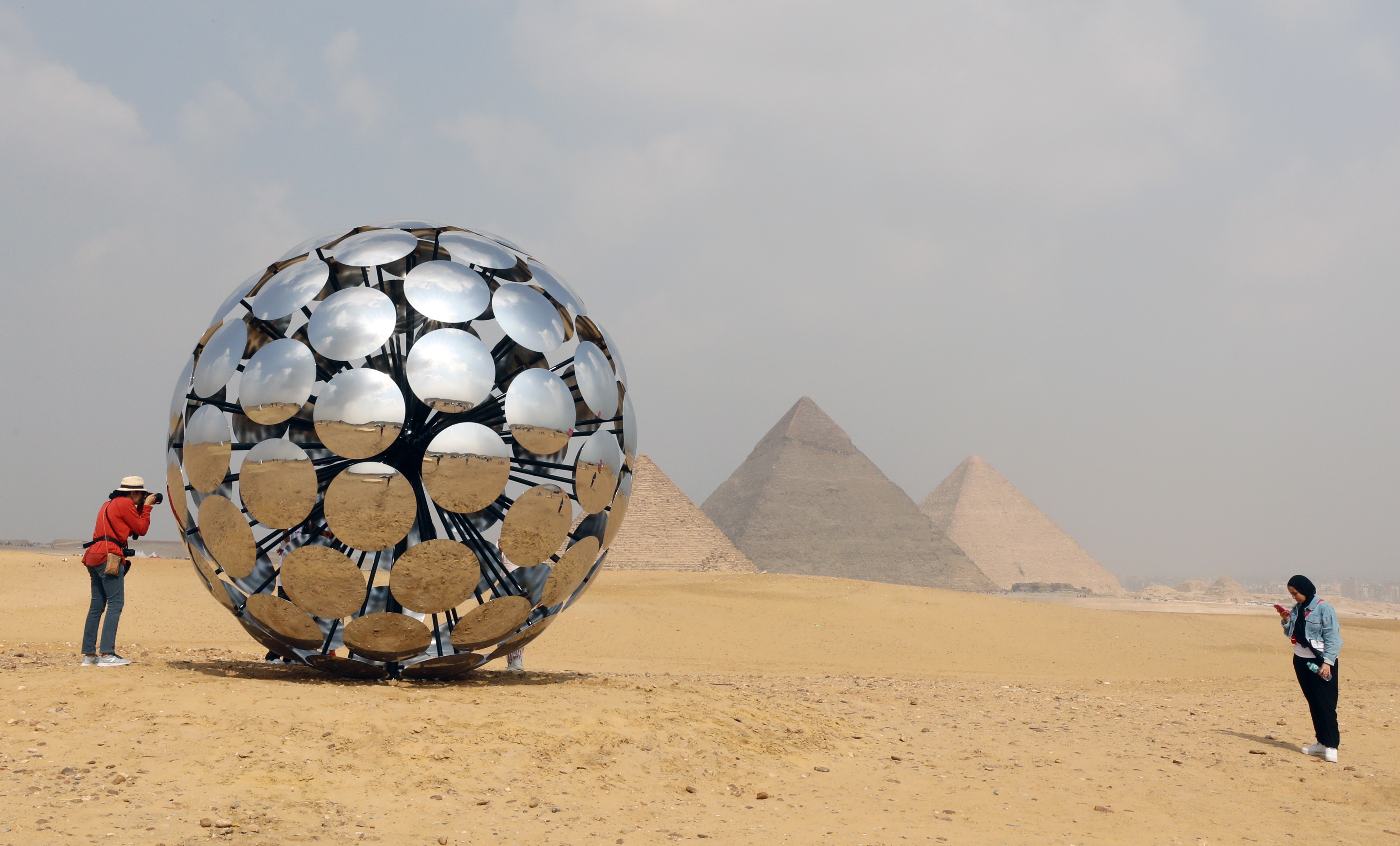 Giza (Egypt), 27/10/2022.- Thesculpture 'Under the same sun' by the artist SPY artist is installed at the international art exhibition 'Forever is Now' near the famous pyramids in Giza, Egypt, 27 October 2022. 'Art D'ÄôEgypte', the organizers of the second large-scale sculptures and installations show invited twelve international contemporary artists to take part in the exhibition 'Forever is Now' at the Giza Pyramids and the surrounding Giza Plateau, which is running until 30 November. (Egipto) EFE/EPA/KHALED ELFIQI
