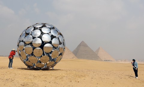 El arte contemporáneo regresa a las pirámides de Egipto con presencia hispana