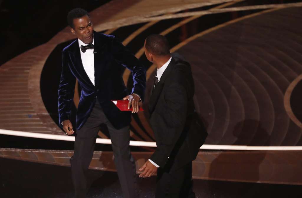 Hollywood (United States), 27/03/2022.- US actor Will Smith (R) swings at US actor Chris Rock during the 94th annual Academy Awards ceremony at the Dolby Theatre in Hollywood, Los Angeles, California, USA, 27 March 2022. The Oscars are presented for outstanding individual or collective efforts in filmmaking in 24 categories. (Estados Unidos) EFE/EPA/ETIENNE LAURENT