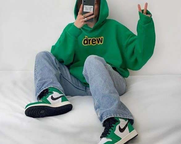 El color verde, un color que nos remite a la naturaleza y a la tranquilidad, puede revelar mucho sobre tu personalidad. Pero, ¿cómo puedes usarlo en tus outfits? Aquí te lo contamos.