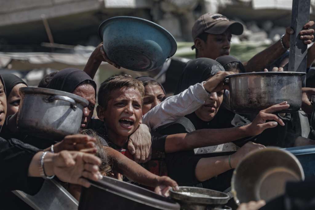 GAZA (PALESTINA), 11/08/2025.- Fotografía tomada el 20 de julio en la ciudad de Gaza, de niños tratando de conseguir comida en los centros de distribución de ayuda humanitaria. La ONU confirmó hoy por primera vez de forma oficial algo que venían semanas alertando: que los palestinos de la Franja de Gaza sufren hambruna y que un total de 1,6 millones de los casi 2 millones de gazatíes padecen hambre. EFE/UNICEF/Mohammed Nateel -SOLO USO EDITORIAL/SOLO DISPONIBLE PARA ILUSTRAR LA NOTICIA QUE ACOMPAÑA (CRÉDITO OBLIGATORIO)-