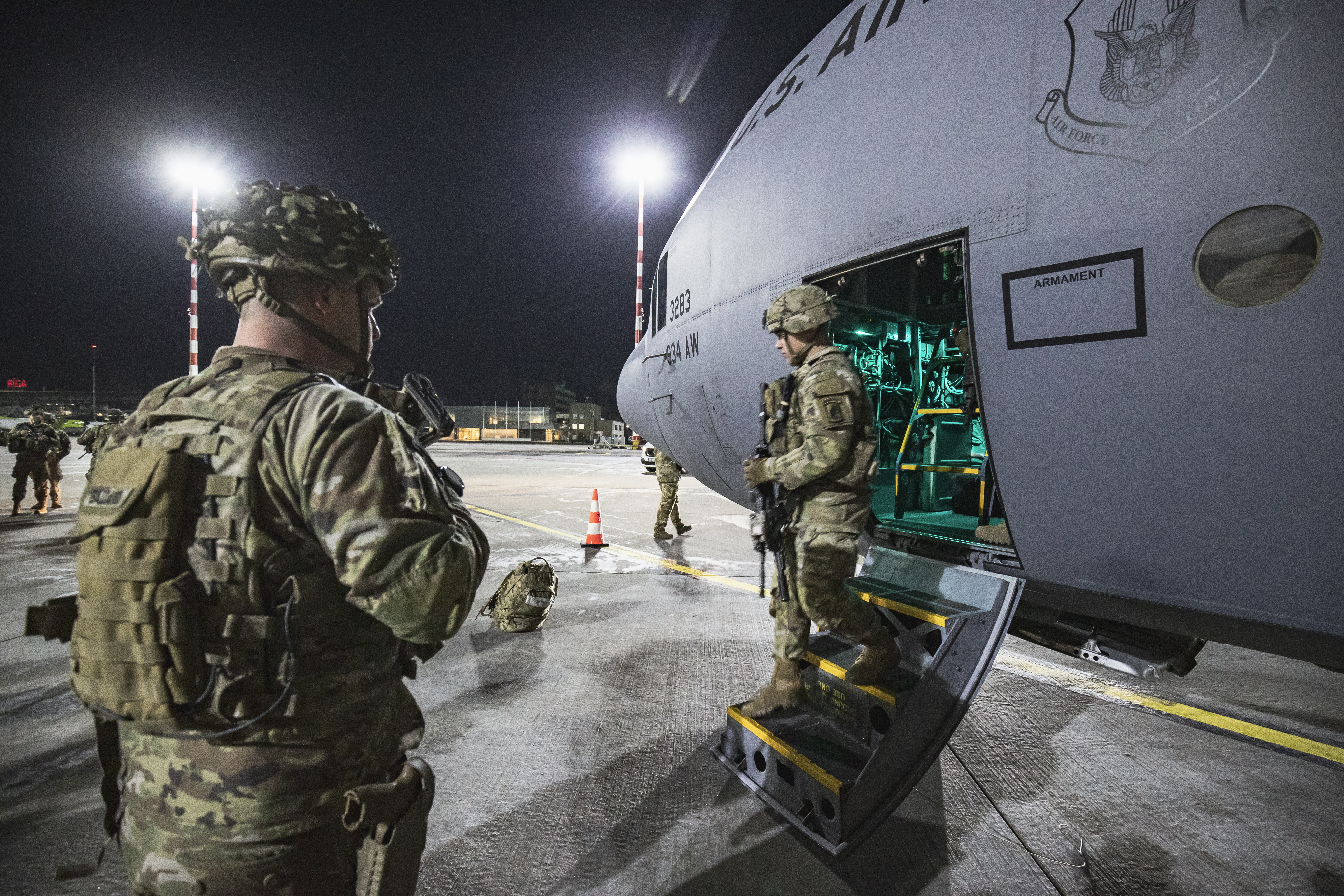 Riga (Latvia), 24/02/2022.- A handout photo made available by the Latvian Defence Ministry shows the first 40 soldiers of the 173rd U.S. Army Airborne Brigade stepping off a military plane in Latvia, 24 February 2022. The United States committed to defend NATO allies and strengthen Latvia's defense capabilities following Russia's military operation in Ukraine. More than 300 US soldiers are planned to be transferred to Latvia. (Letonia, Rusia, Ucrania, Estados Unidos) EFE/EPA/GATIS INDREVICS HANDOUT HANDOUT EDITORIAL USE ONLY/NO SALES HANDOUT EDITORIAL USE ONLY/NO SALES