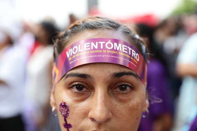 AME5920. CARACAS (VENEZUELA), 25/11/2022.- Mujeres chavistas participan de una marcha para alzar su voz en contra de la violencia a la mujer en el marco de la celebración del "25N", Día Internacional de la Eliminación de la Violencia contra las Mujeres, hoy en Caracas (Venezuela). EFE/ Rayner Peña