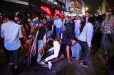 Temen reactivación de contagios por COVID-19 tras reapertura de bares en Londres