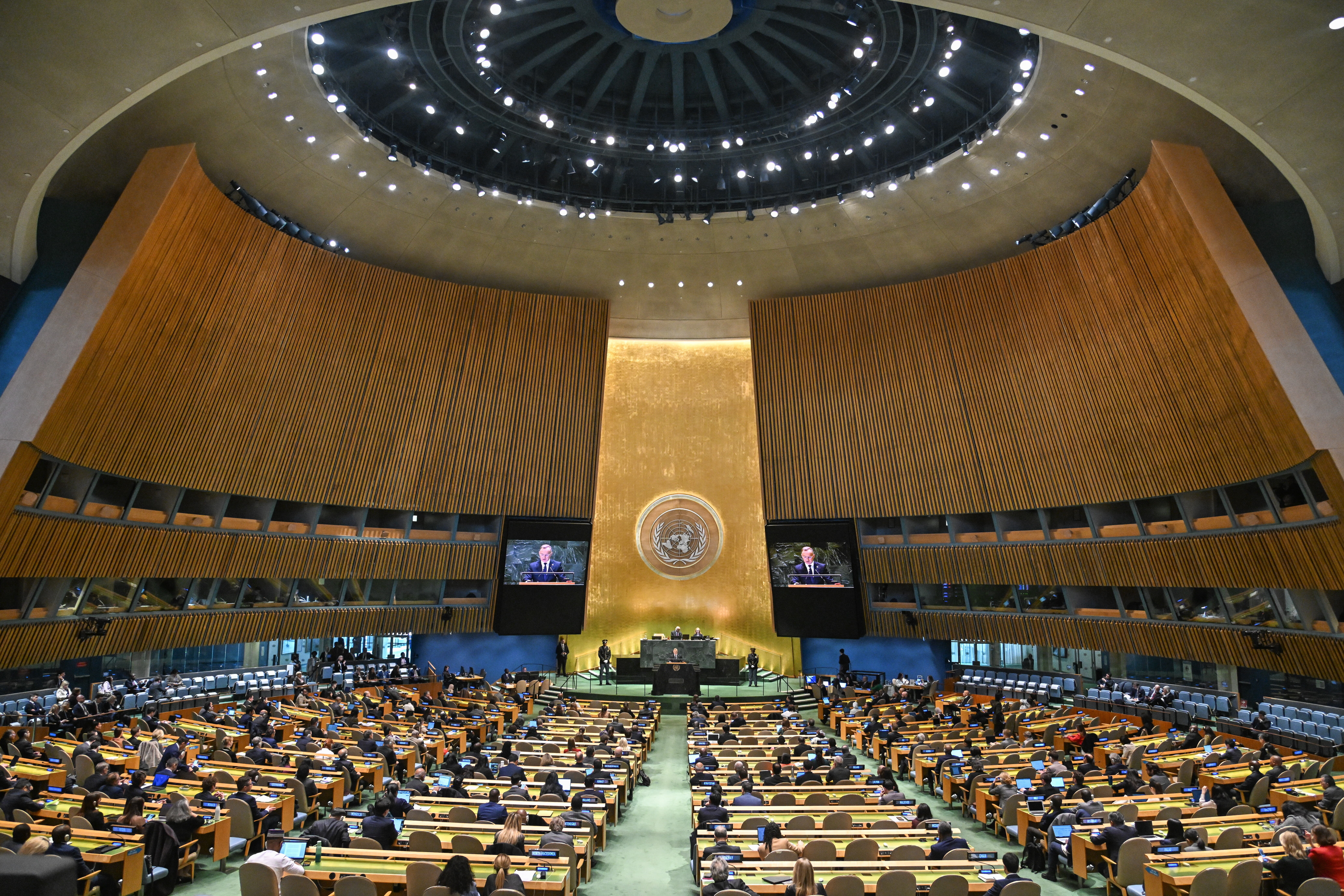 NEW YORK (United States), 04/03/2025.- Polish President Andrzej Duda (C) speaks during a special session of the UN General Assembly at the United Nations headquarters in New York, USA, 04 March 225. The Polish presidential couple continues their visit to the USA. (Nueva York) EFE/EPA/RADEK PIETRUSZKA POLAND OUT
