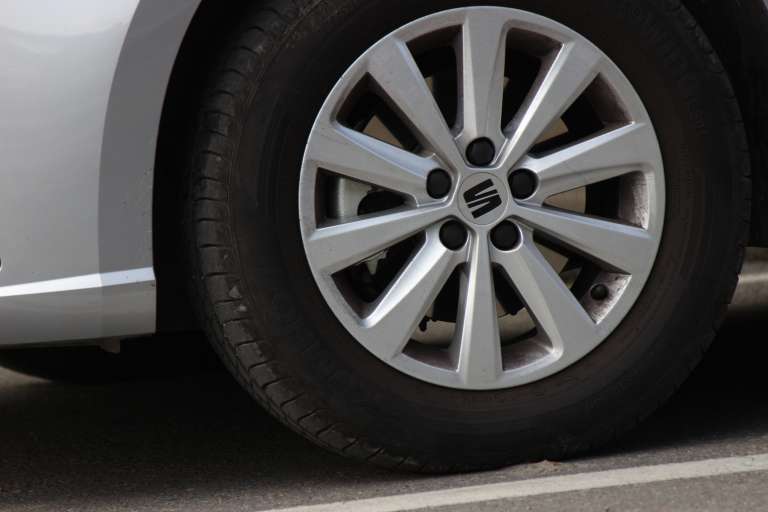 Ibiza usa rines de 15” con pernos de seguridad.