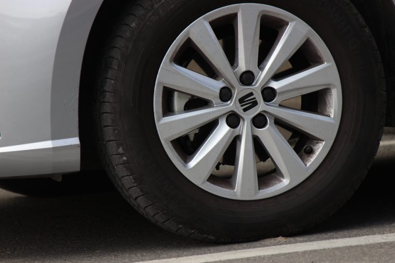Ibiza usa rines de 15” con pernos de seguridad.
