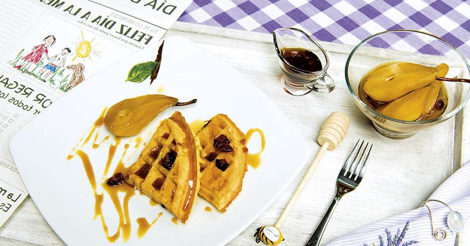 Receta para mamá: Waffles con pasas y peras pochadas