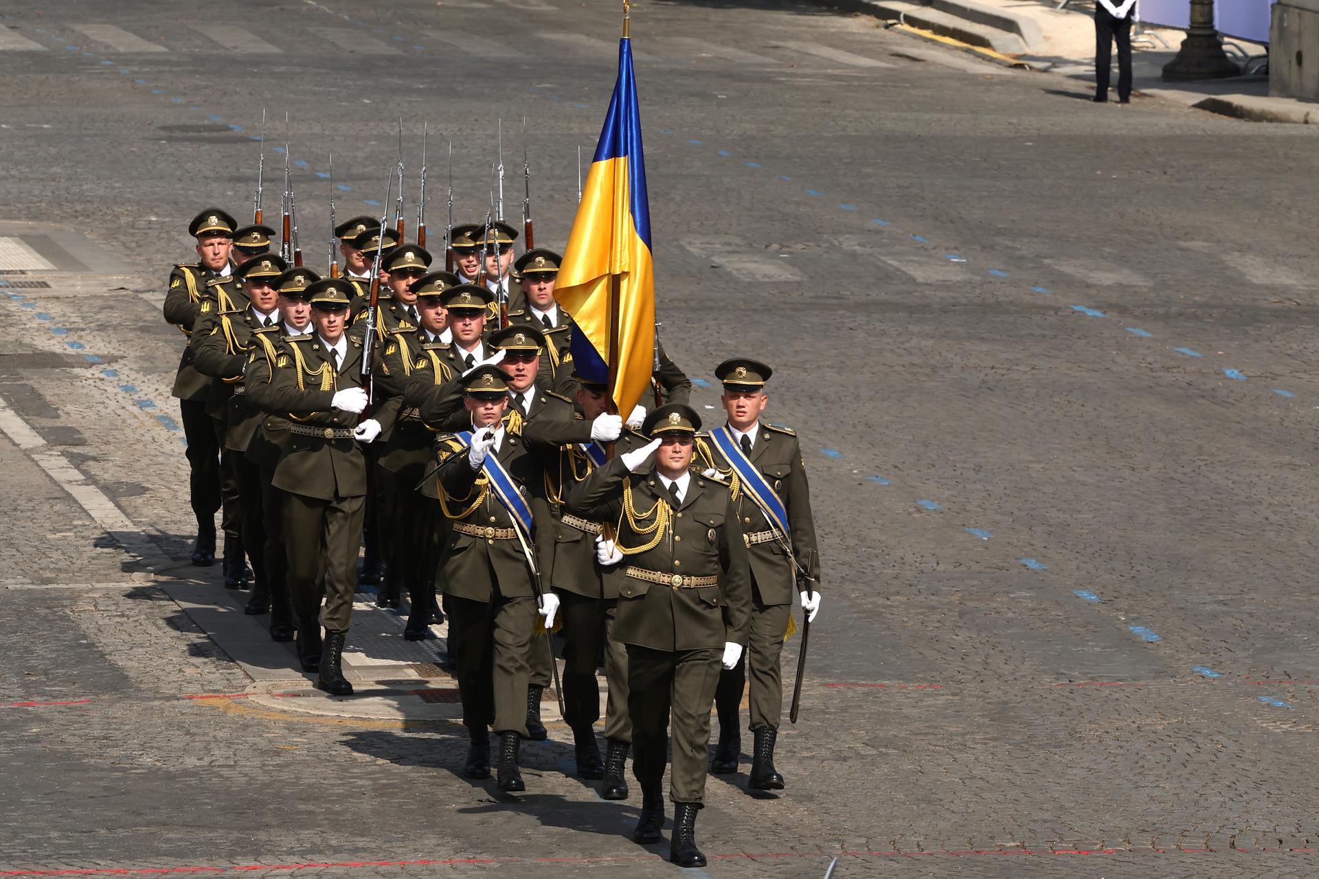 PARIS (France), 14/07/2026.- Members of the Ukrainian Armed Forces take part in the Bastille Day military parade on Champs-Elysees Avenue, in Paris, France, 14 July 2026. The Ukrainian president is the guest of honor at this year's parade, held under the theme 'The Strategic Awakening of Europe', alongside leaders and top dignitaries from more than 30 other nations of the Coalition of the Willing, a European initiative pledging support for Ukraine. (Francia, Ucrania) EFE/EPA/TERESA SUAREZ
