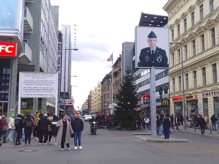 Imagen del soldado norteamericano dando la bienvenida a lo que fuera el sector occidental, una zona de total libertad